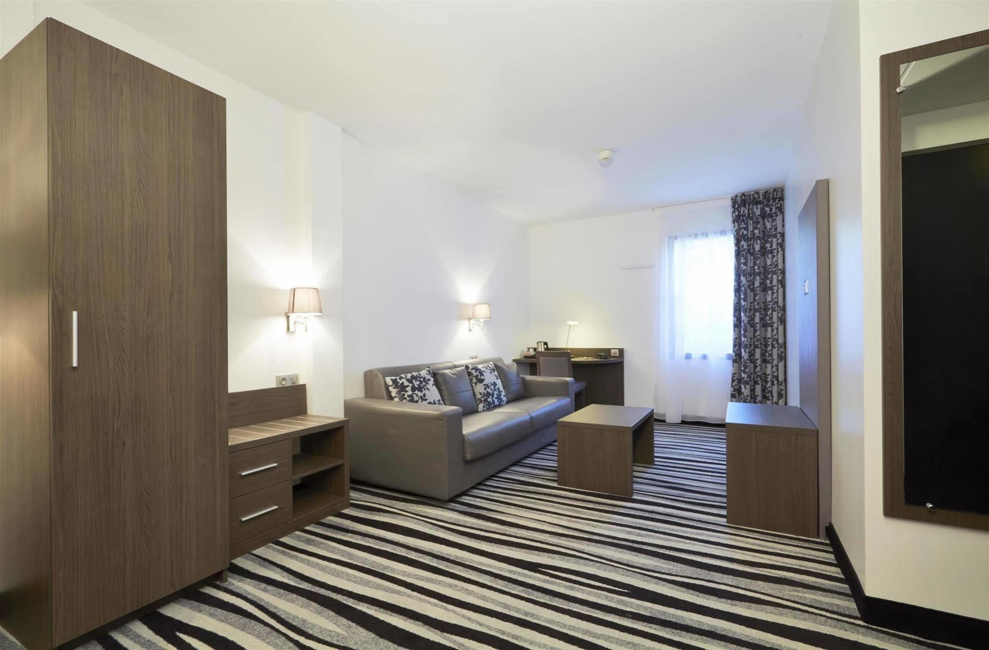 Kyriad Saint Quentin En Yvelines - Montigny Eksteriør billede